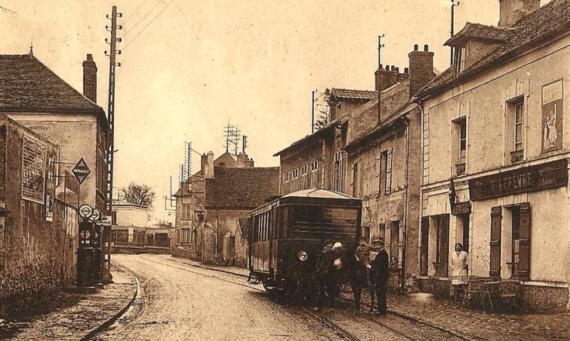 4 - Saint-Mard_(77),_autorail_n°_A_1_du_tramway_de_Meaux_à_Dammartin_dans_une_rue_du_village.jpg